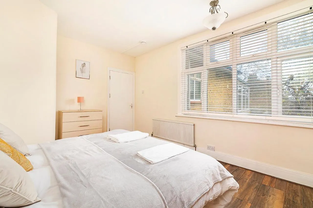 Holiday home Longbridge House Villa Barking