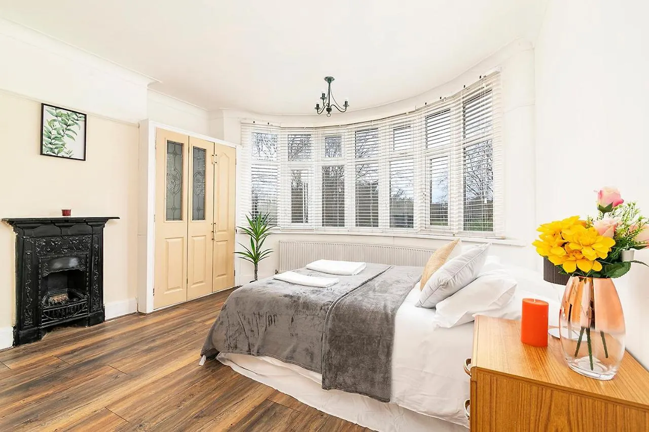 Holiday home Longbridge House Villa Barking