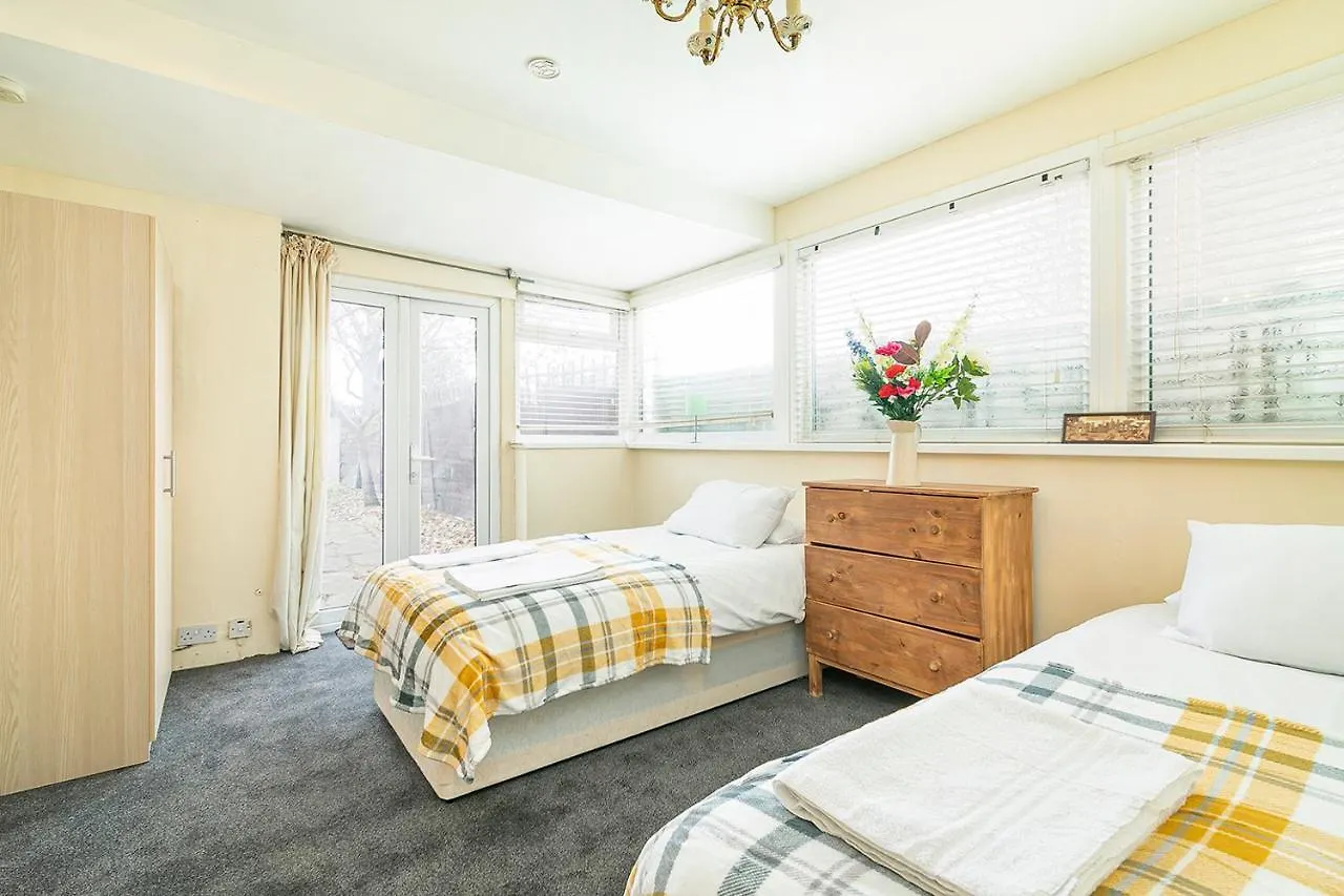 Longbridge House Villa Barking  Holiday home Barking (Greater London)